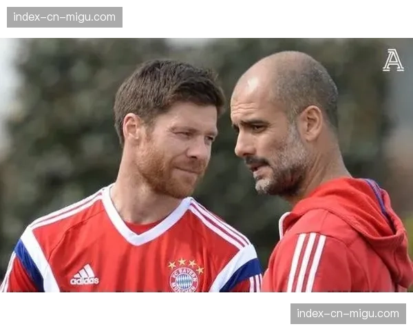 场边趣闻:勒沃库森主帅阿隆索与对方教练交换战术笔记 场边趣闻:勒沃库森主帅阿隆索与对方教练交换战术笔记