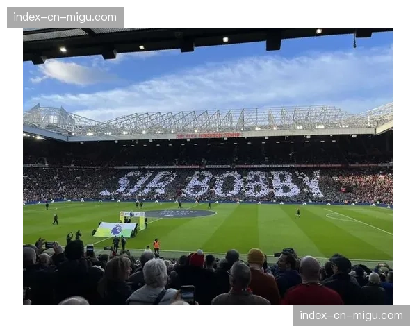 老特拉福德南看台,球迷高举“20”数字标语,纪念弗格森爵士退休13周年