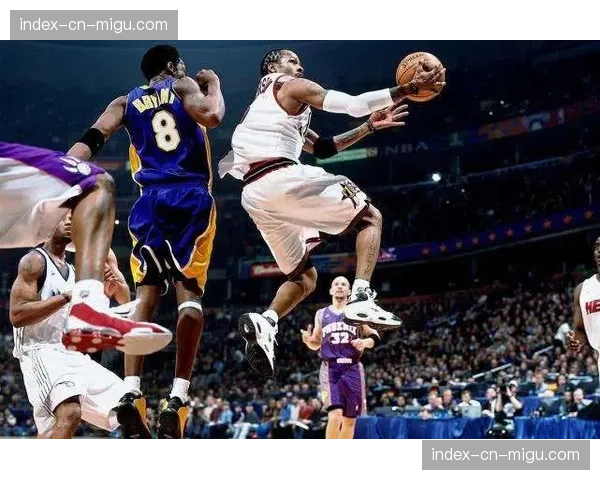 “特写:狂热队新秀更衣室里的战术板,画满了教练布置的防守落位”